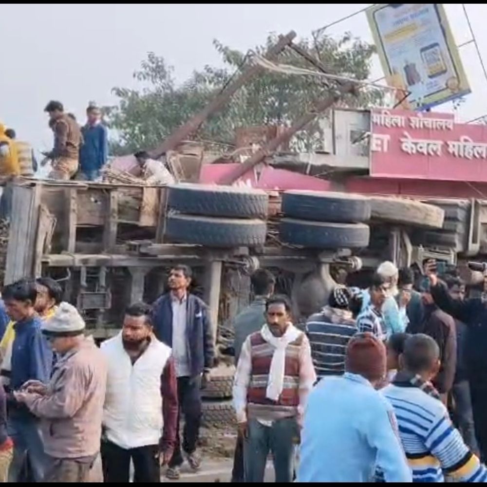 ओवरलोड गन्ना लदा ट्रक पलटा, एक युवक की मौत:लखीमपुर-सीतापुर हाईवे पर हादसा, हादसे में एक गंभीर घायल