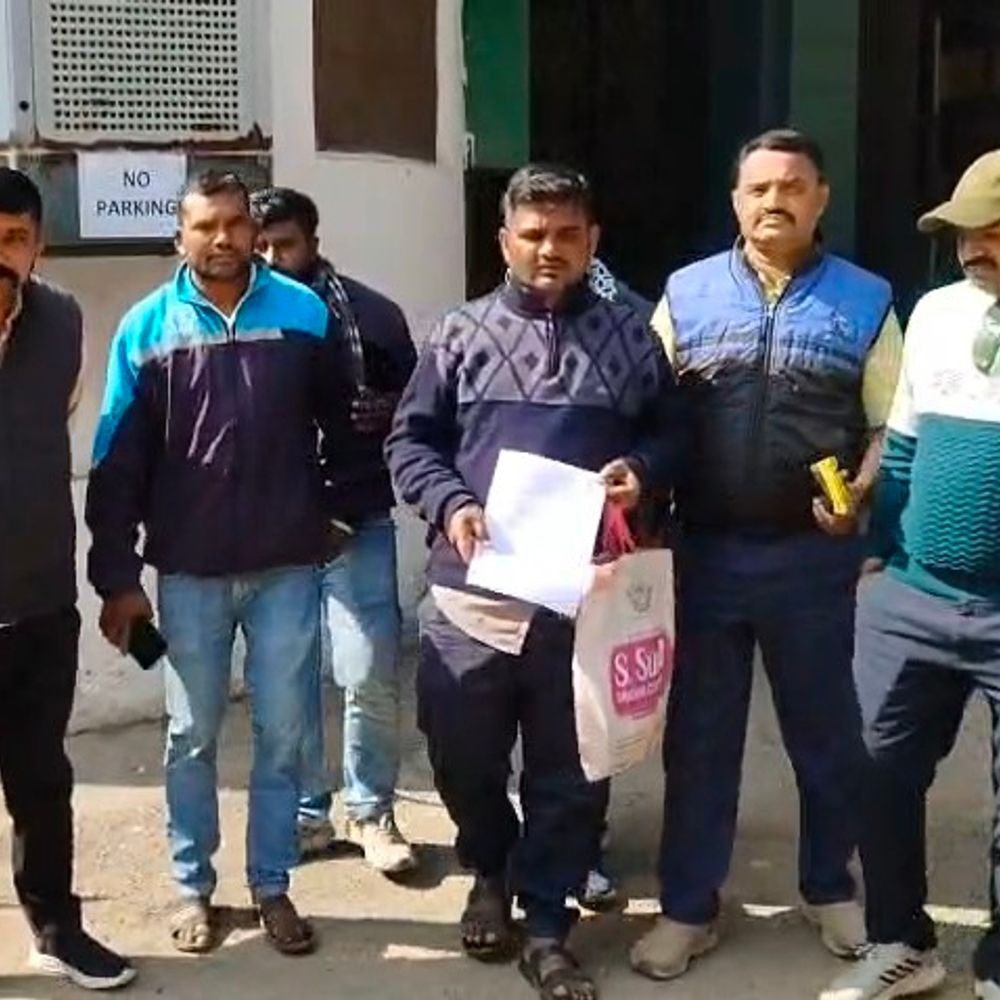 104, 108 एम्बुलेंस कर्मियों का कलेक्ट्रेट पर प्रदर्शन:संविदा सेवा नियम में शामिल करने की मांग को लेकर सौंपा ज्ञापन