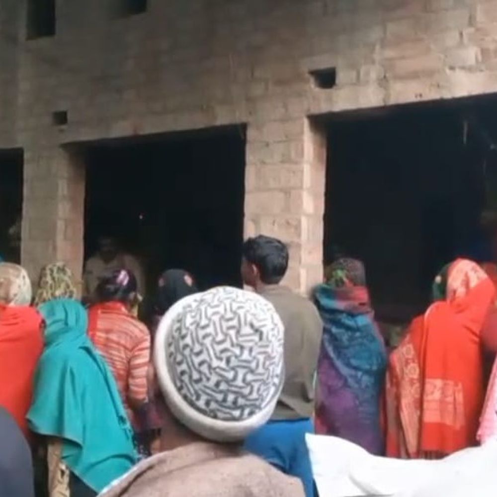 युवती ने संदिग्ध परिस्थितियों में फांसी लगाई:पिता, बहन और भाई की तबीयत बिगड़ी, अस्पताल में कराया भर्ती