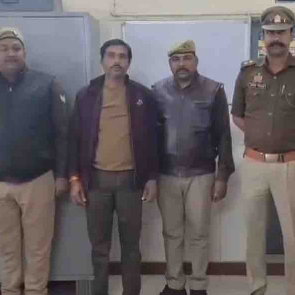 पत्नी को सुसाइड के लिए उकसाने वाला पकडा गया:कानपुर जीआरपी ने अरेस्ट किया, एक साल से फरार चल रहा था