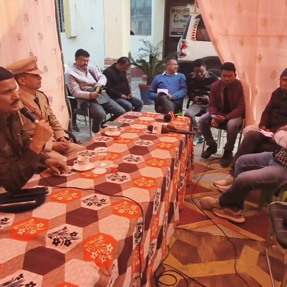 कैमूर SP ने भभुआ थाने में लगाया जनता दरबार:सैकड़ों लोगों की सुनी समस्याएं, त्वरित निदान का दिया आश्वासन