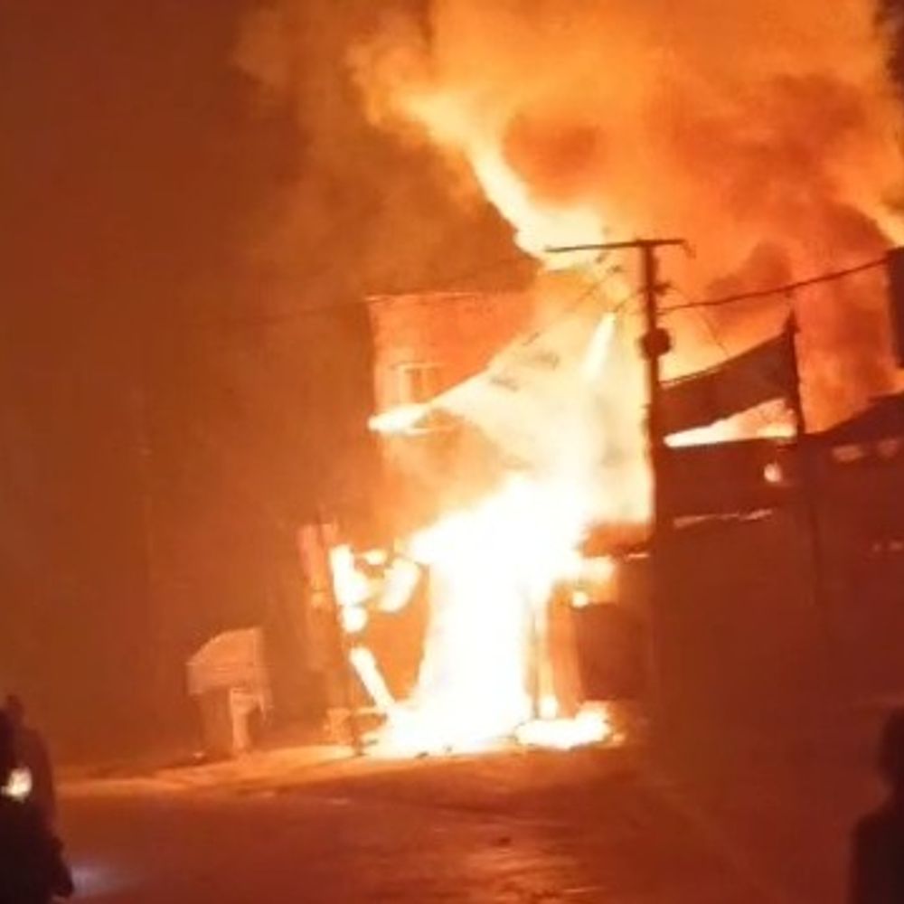 सुपौल में आग से 4 दुकानें और घर जले:35 लाख से अधिक का नुकसान, दमकल ने पाया काबू