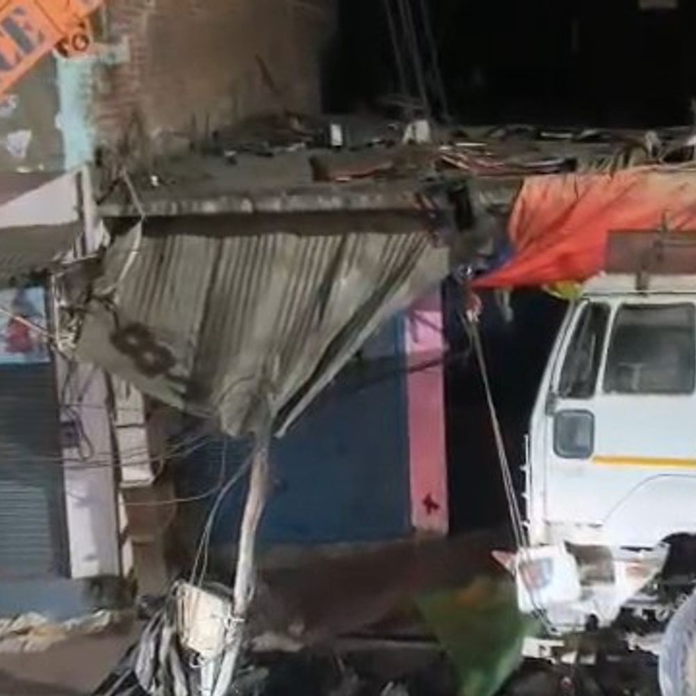 सीतापुर में एक्सेल टूटने से ट्रक दुकान में घुसा:कई बाइक दबने से क्षतिग्रस्त, चालक हिरासत में