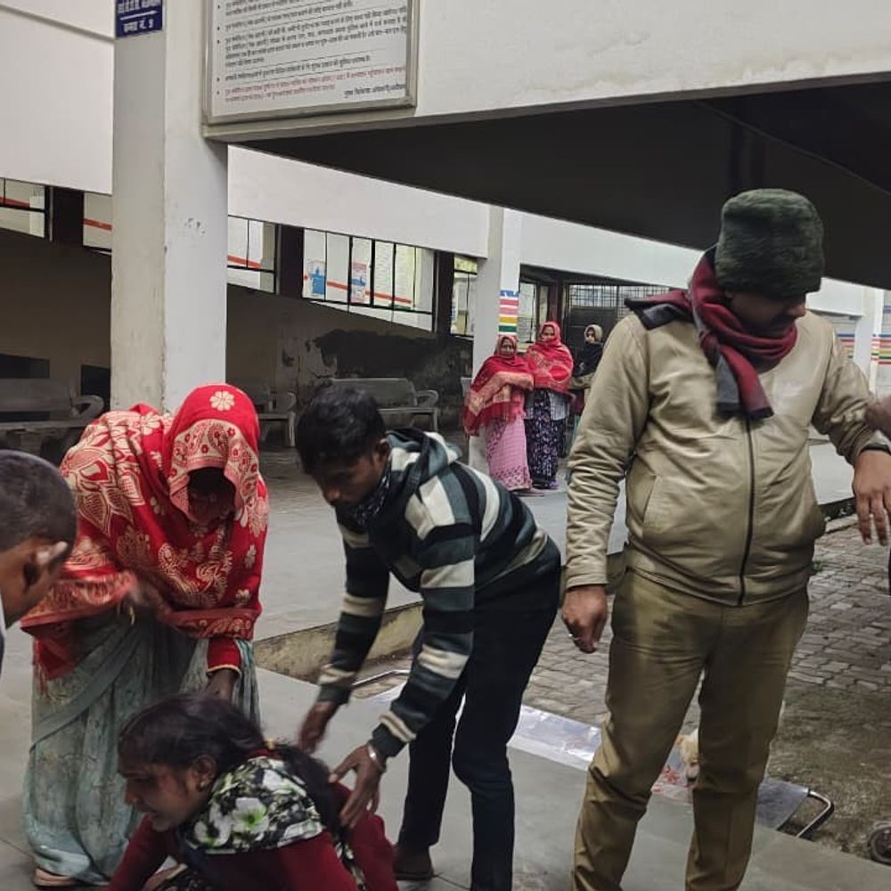 तेज रफ्तार बाइक बिजली के पोल से टकराई:उन्नाव में एक युवक की मौत, दो घायल, ट्रिपलिंग से संतुलन बिगड़ने से हादसा