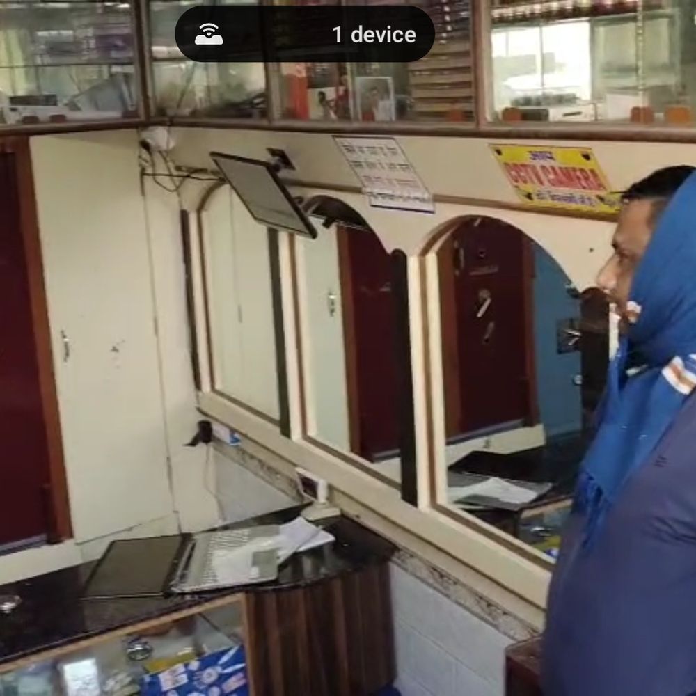 जमुई में आधी रात ज्वेलरी दुकानों में चोरी:8 लाख का सोना-चांदी, कैश और लैपटॉप लूटे गए, ताले तोड़कर चोरों ने किया धावा