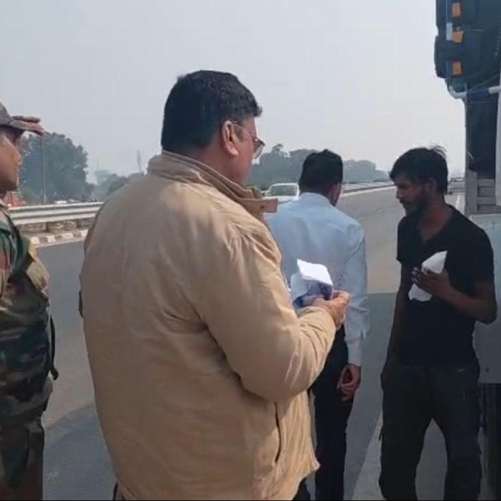 औरैया में सड़क सुरक्षा अभियान, 52 वाहनों के चालान:डीएम के निर्देश पर 3 भारी वाहन सीज, ब्लैक स्पॉट का निरीक्षण