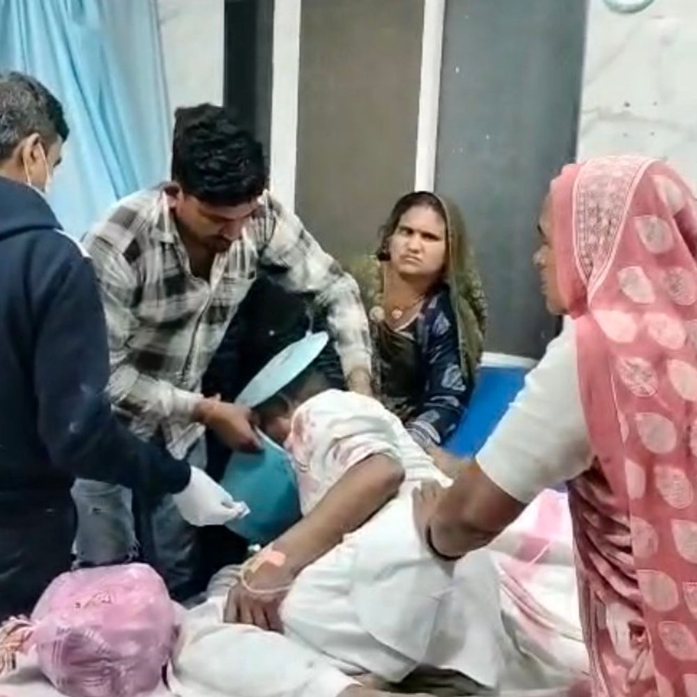 धार के गुणावद में घर में घुसकर गोली मारी:पुराने जमीन विवाद में एक व्यक्ति गंभीर घायल, इंदौर रेफर