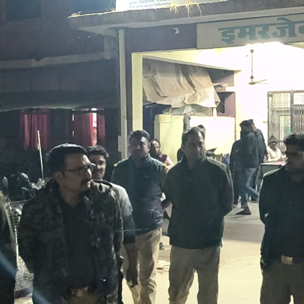 प्रतापगढ़ में सड़क हादसे में युवक की मौत:तेज रफ्तार बाइक खंभे से टकराने पर हादसा, दो गंभीर रूप से घायल