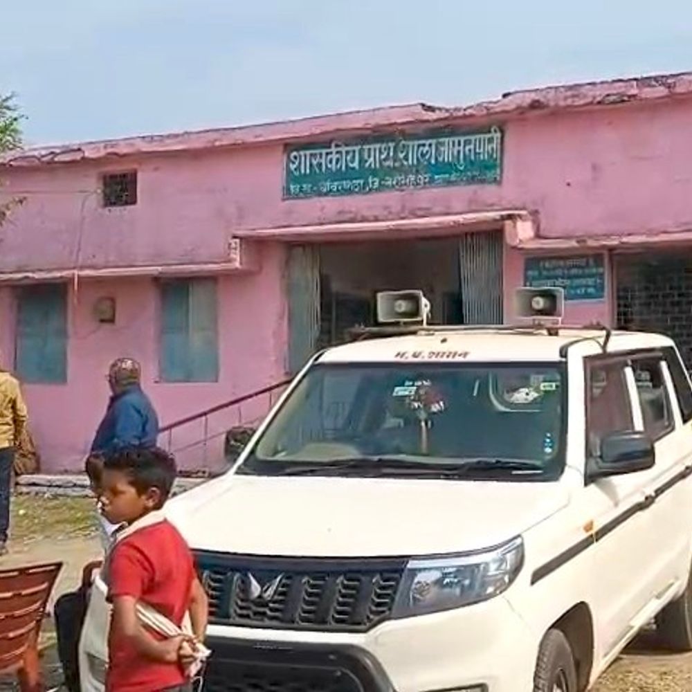 स्कूल में गणतंत्र दिवस पर गांधीजी पर आपत्तिजनक गीत गाया:नरसिंहपुर में VIDEO सामने आने के बाद शिक्षा विभाग की टीम जांच करने पहुंची