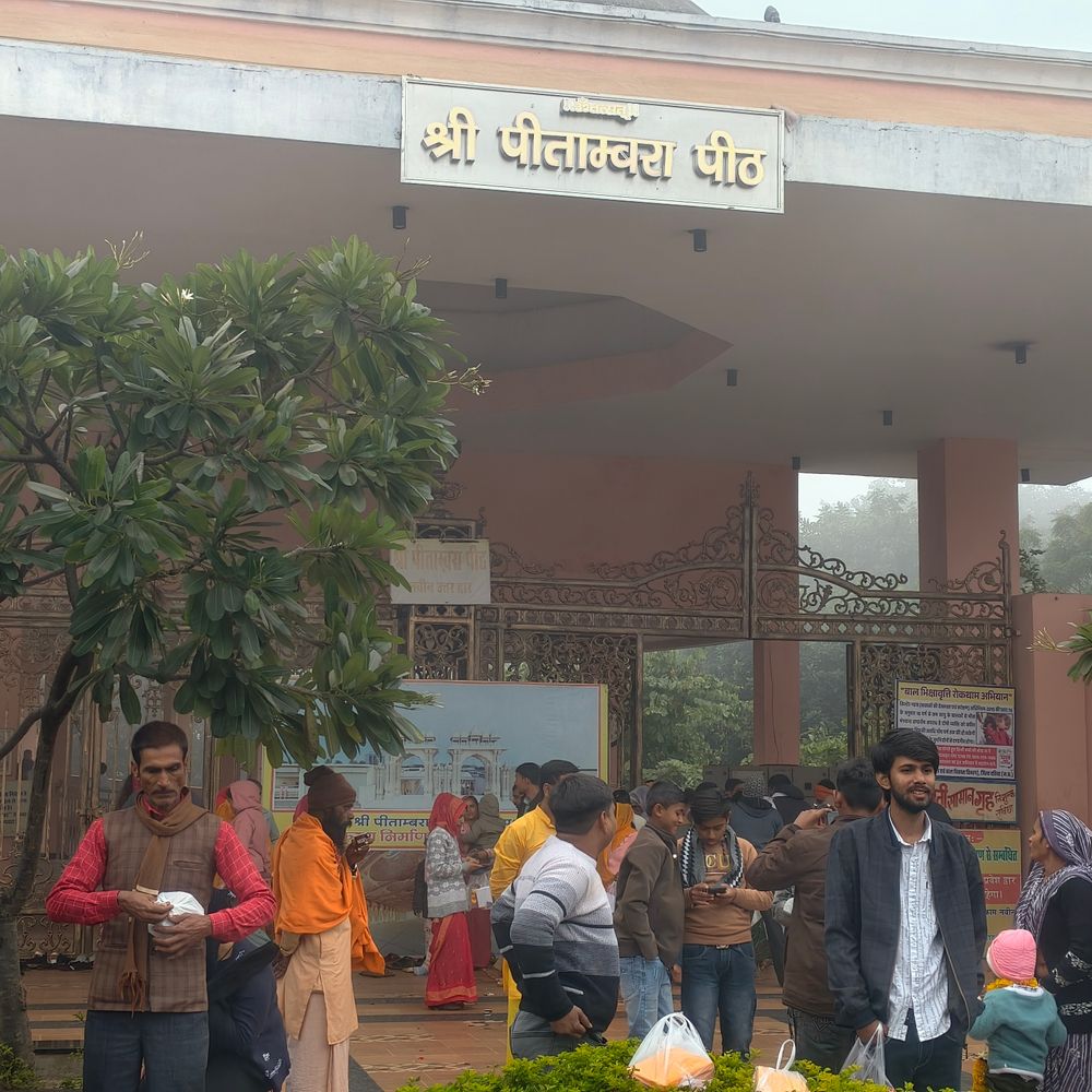 दतिया में न्यू ईयर पर डेढ़ करोड़ का कारोबार:पीतांबरा माई के दर्शन को उमड़े भक्त, होटल और धर्मशालाएं फुल