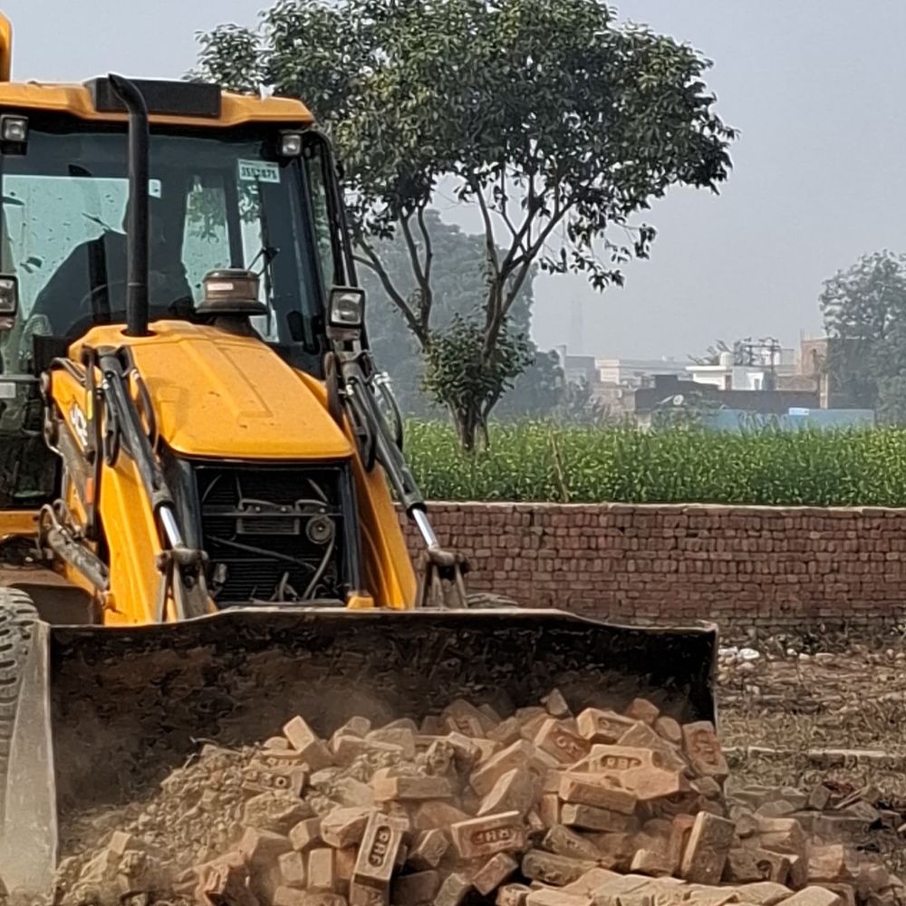 बड़ौत में दो अवैध कॉलोनियों पर चला बुलडोजर:प्रशासन ने ध्वस्त किया, कॉलोनाइजरों को सख्त चेतावनी जारी