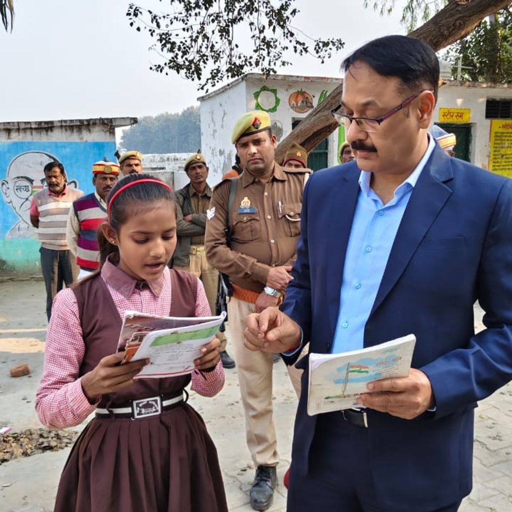 किताब न पढ़ पाने पर शिक्षकों का वेतन रोका:अठलोहिया गांव में गंदगी मिलने पर सफाईकर्मी निलंबित, DM ने संतकबीर नगर में किया निरीक्षण