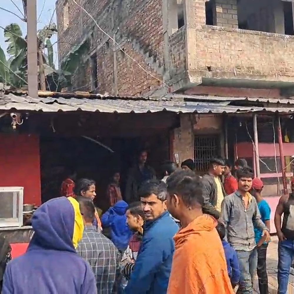 अररिया में मुर्गा दुकान के गैस सिलेंडर में लगी आग:पानी गर्म करते समय हादसा; फायर ब्रिगेड ने पाया काबू