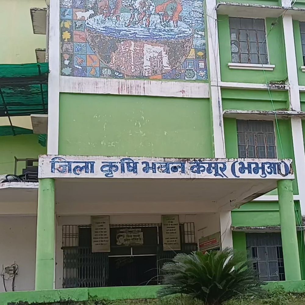 कैमूर में दो खाद दुकानों के लाइसेंस रद्द:रामगढ़ प्रखंड में अधिक मूल्य पर बिक्री पर कृषि विभाग की कार्रवाई