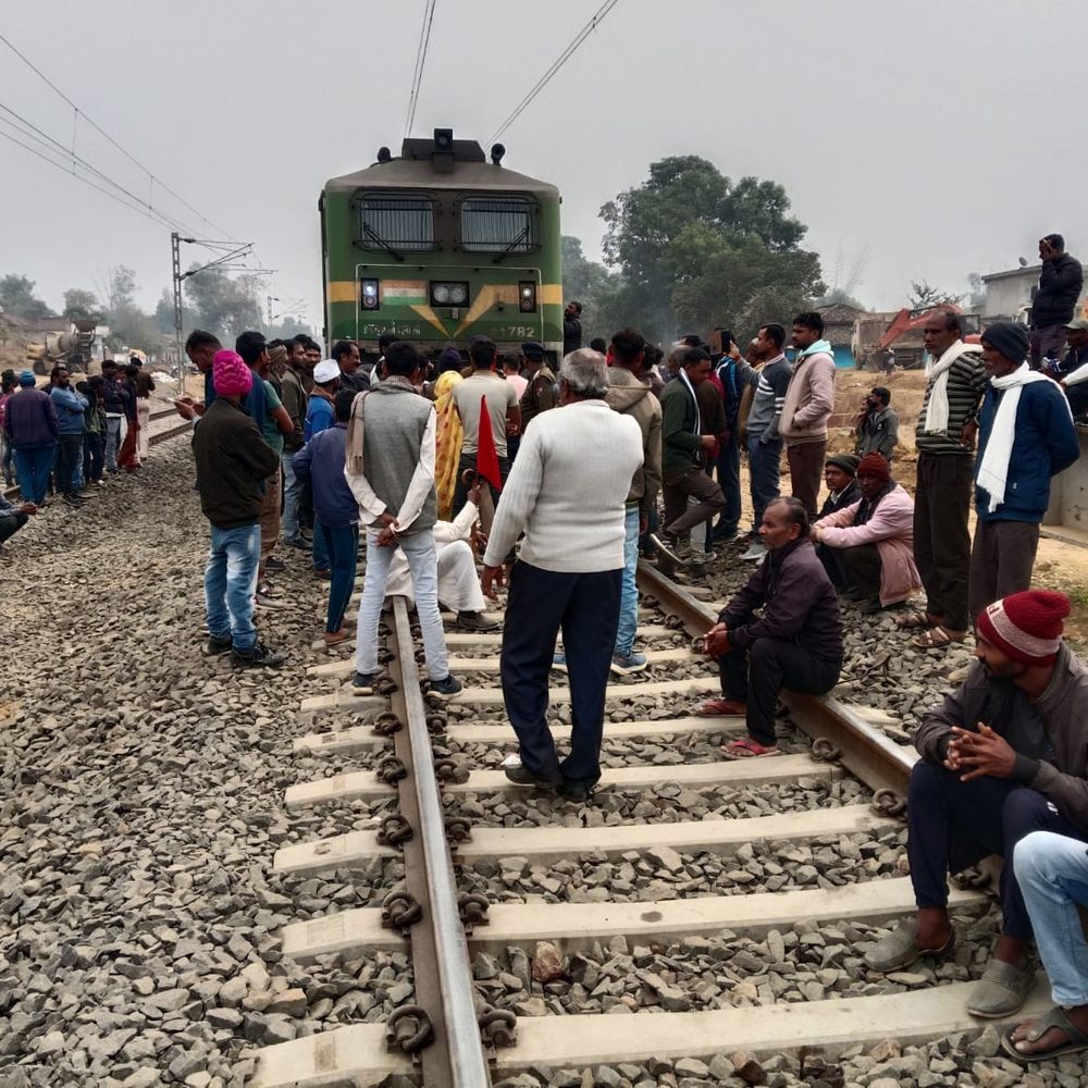 सीधी के भदौरी में ट्रेन के सामने लेट गए प्रदर्शनकारी:इंटरसिटी स्टॉपेज और स्टेशन दर्जे की मांग, प्रशासन ने बुलाया पुलिसबल