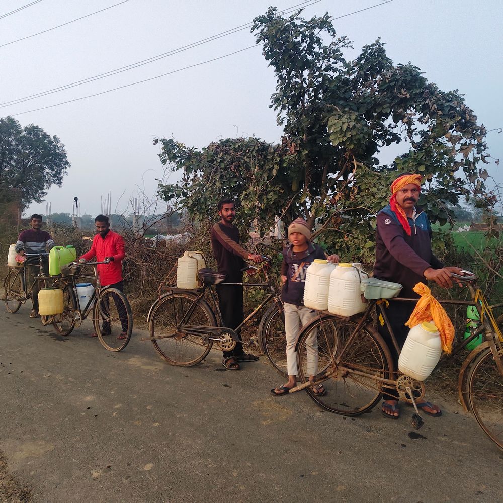 चकरनगर के गांवों में शुद्ध पानी का संकट:ग्रामीण 2 किमी दूर से लाते हैं पानी, 150 से ज्यादा हैंडपंप, लेकिन पानी पीने लायक नहीं