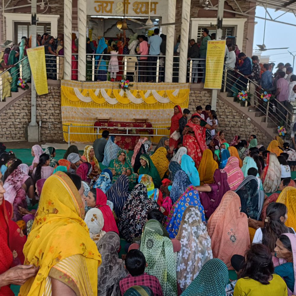 अंजड के खटूश्याम मंदिर में जया एकादशी पर उमड़ा जनसैलाब:भक्तों ने अर्जी लगाई, तुलादान किया; भजन-कीर्तन से श्यामबाबा को रिझाया