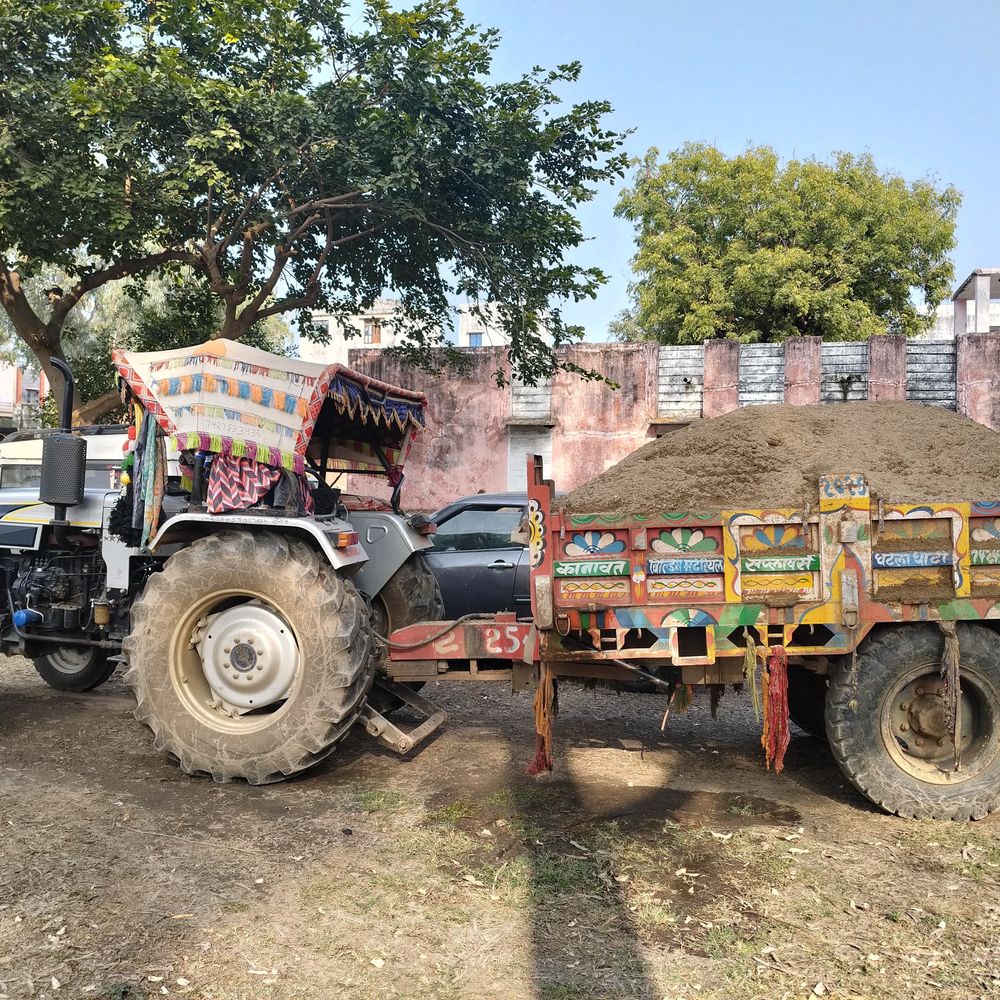 प्रतापगढ़ में रेत से भरी ट्रैक्टर-ट्रॉली जब्त, ड्राइवर गिरफ्तार:पारसोला पुलिस की अवैध रेत परिवहन पर कार्रवाई
