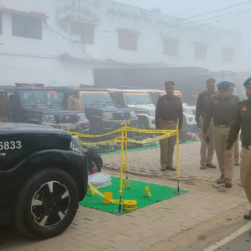 मैनपुरी में घने कोहरे के बीच पुलिसकर्मियों ने लगाई दौड़:पुलिसकर्मियों को अनुशासन व फिटनेस के लिए करवाई ड्रिल और दौड़