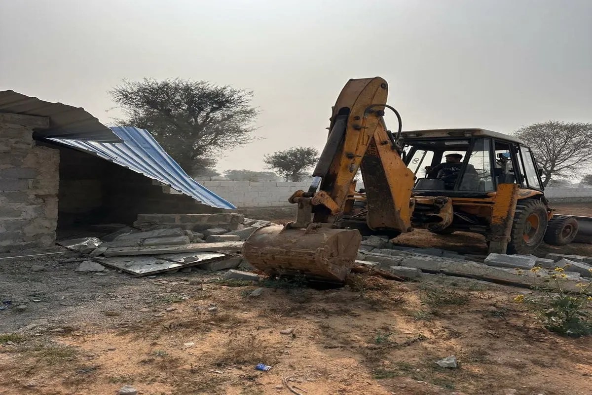127 बीघा जमीन पर बसाई जा रही 9 अवैध कॉलोनियां, चला बुल्डोजर