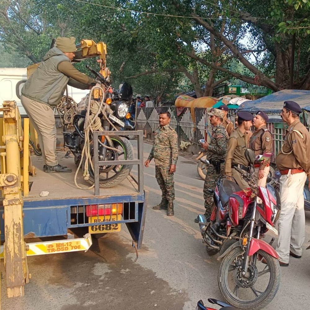 मुंगेर में नाबालिग बाइक चलाते पकड़े गए:पुलिस को देख भागे, ट्रैफिक पुलिस ने पांच बाइक जब्त कर चालान काटा