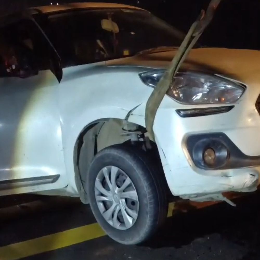 किशनगंज में नेशनल हाईवे पर कार दुर्घटनाग्रस्त:मुजफ्फरपुर की स्विफ्ट डिजायर डिवाइडर से टकराई, गाड़ी छोड़कर चालक फरार