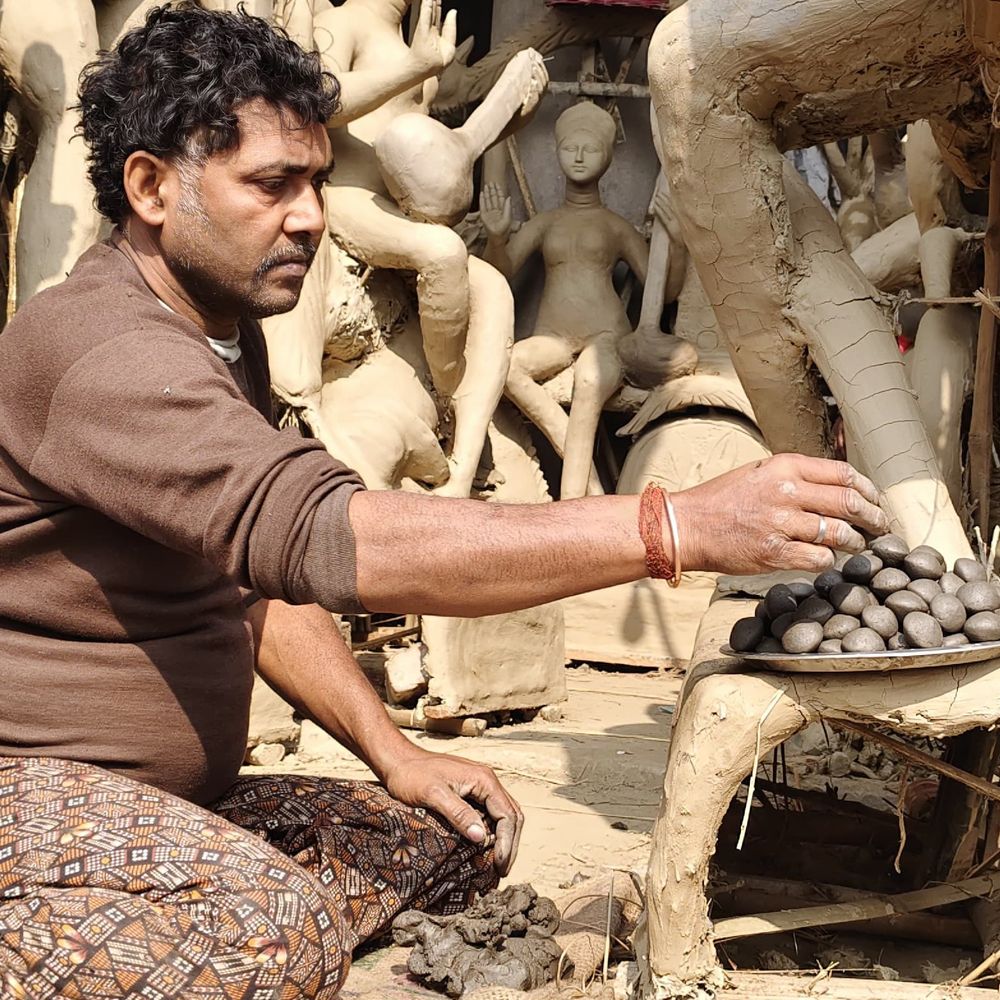 सहरसा में बंगाल के कलाकार बना रहे सरस्वती प्रतिमाएं:कड़ाके की ठंड से निर्माण प्रभावित, कीमतें 1500 से 15000 रुपये तक