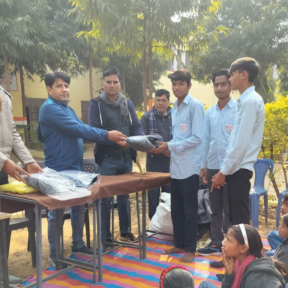 पीएम श्री स्कूल में 190 छात्रों को जर्सी मिली:शीतलहर से बचाव के लिए स्टाफ ने भामाशाह बन किया वितरण