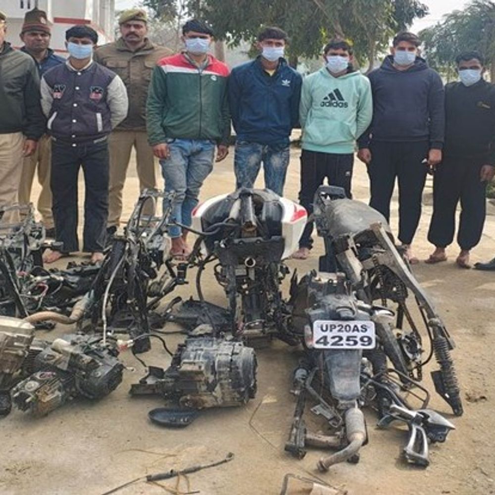 चांदपुर पुलिस ने 6 बाइक चोरों को पकड़ा:चोरी की 4 मोटरसाइकिलों के चेचिस, 3 इंजन सहित कई पार्ट्स बरामद