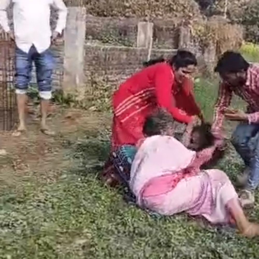 महराजगंज में महिला से मारपीट का VIDEO:जमीन के विवाद में बाल पकड़कर खेत में गिराया, लात-घूंसे मारे