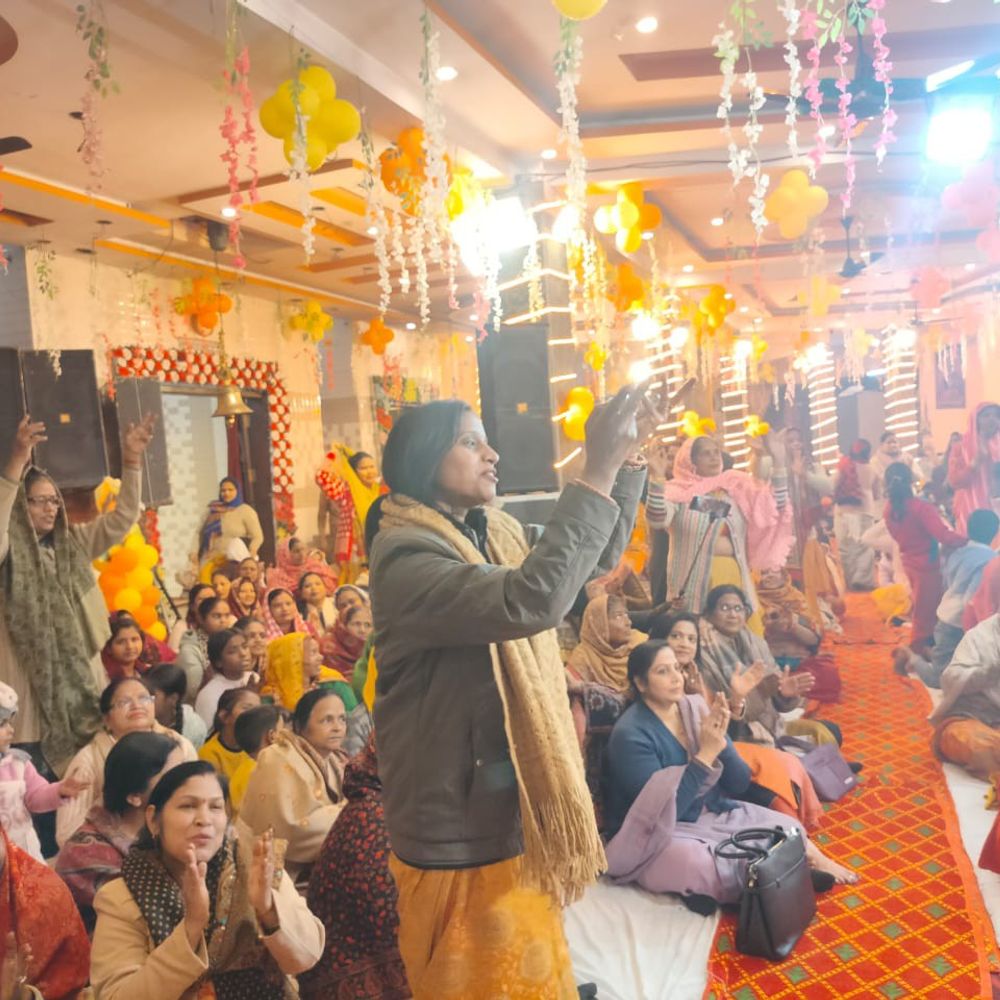 हापुड़ में मंदिर प्रांगण जयकारों से गूंजा:मनसा देवी मंदिर में श्रीमद्भागवत कथा का भव्य आयोजन, लोगों में दिखा उत्साह