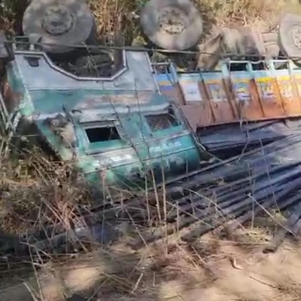 धमतरी में सरिया से भरा ट्रक पुल से गिरा:ड्राइवर गंभीर घायल, ग्रामीणों ने बाहर निकालकर अस्पताल पहुंचाया