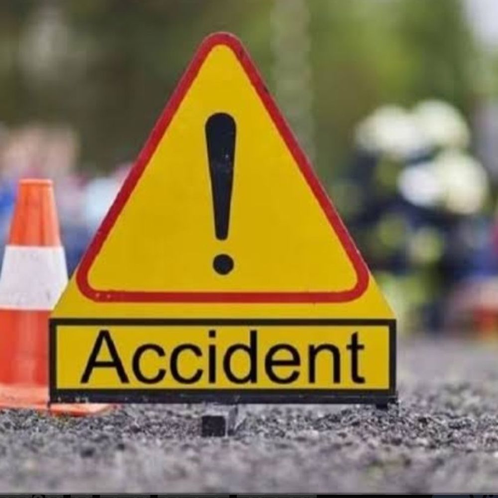 पलामू में सड़क दुर्घटना में दो युवकों की मौत:ससुराल से लौटते समय हुआ हादसा, एक बाइक पर चार दोस्त थे सवार