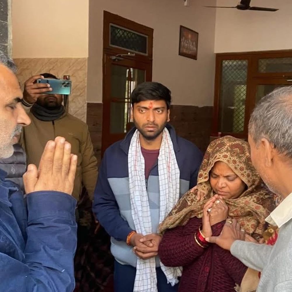 मेरठ शुभम सैनी के घर शोक जताने पहुंचे पूर्व मंत्री:देहरादून के चकराता में खाई में कार गिरने से मौत