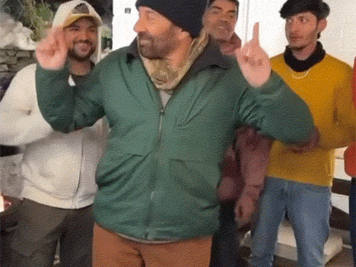 सनी देओल ने ‘बॉर्डर-2’ की सफलता पर केक काटा:मनाली में जश्न, कुल्लू में दर्शकों के साथ फिल्म देखी, फैंस के साथ फोटो खिंचवाई