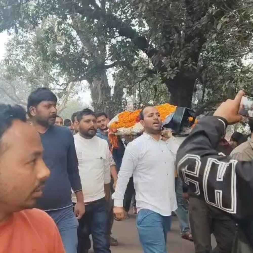 चित्रकूट में नाबालिग छात्र का हुआ अंतिम संस्कार:परिजनों ने दूसरे हत्यारोपी के एनकाउंटर की मांग की, फिरौती के लिए गला दबाकर मार डाला था