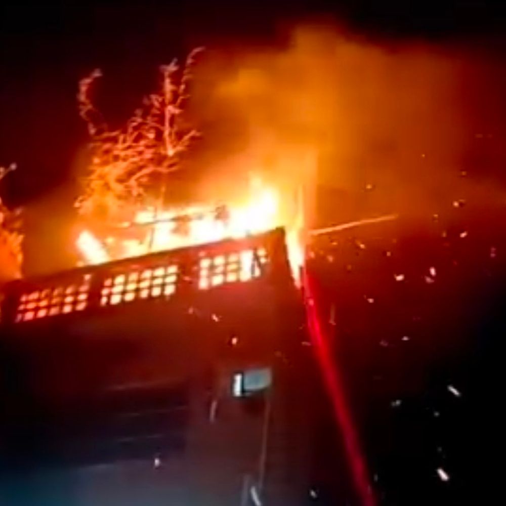 शादी समारोह के बाद मंडप में लगी आग:खगड़िया में ग्रामीणों की तत्परता से टला बड़ा हादसा, दीये से आग लगने की आशंका