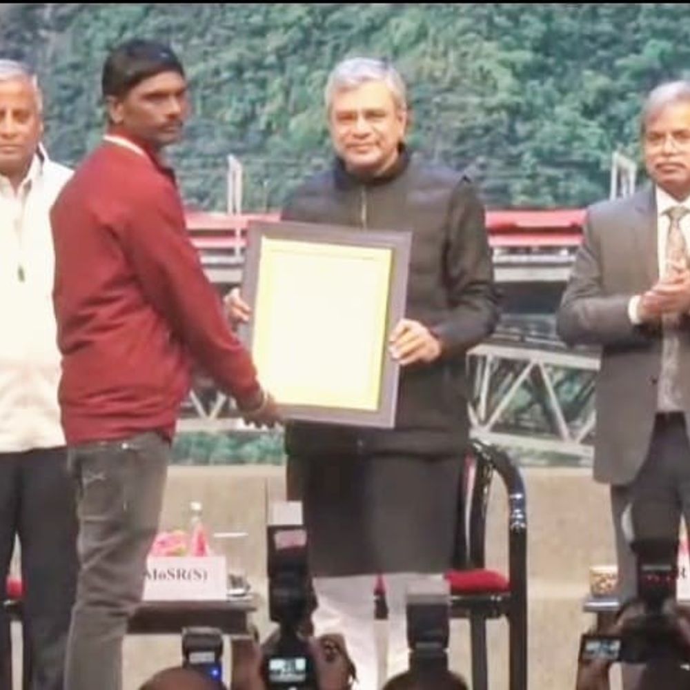 ट्रैक मेंटेनर राजन को मिली हाइली स्पेशलाइज्ड रेल सर्विस अवॉर्ड:ट्रैक में दरार देखकर संभावित बड़ा हादसा टाला था, अभी सीवान में हैं कार्यरत