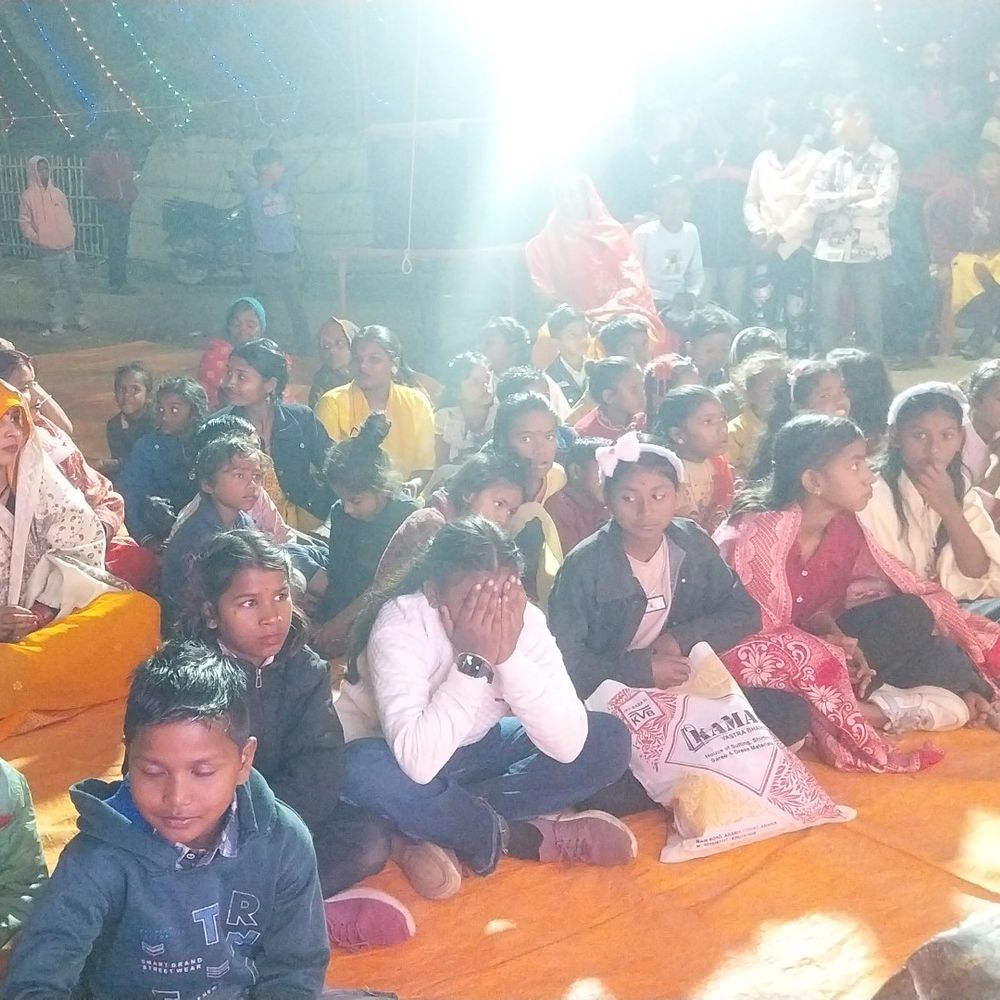 सरस्वती पूजा पर बच्चों ने सांस्कृतिक कार्यक्रम किए प्रस्तुत:अररिया के बजरंगबली मंदिर में भक्ति गीत और जट-जटिन नाटक का मंचन