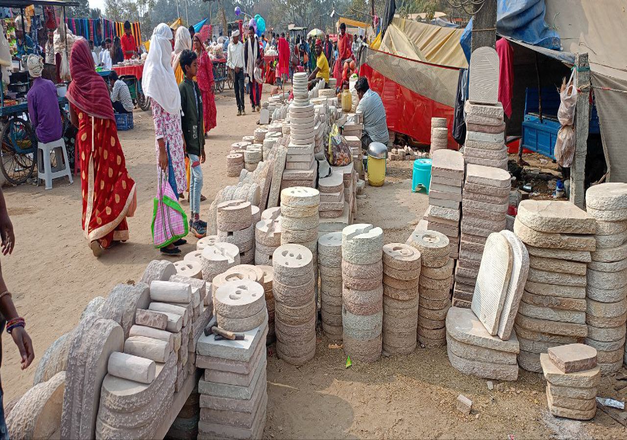 बनारस के पत्थरों में बसती परंपरा, बाणगंगा मेले में आज भी रास आ रहे सिलवट्टे