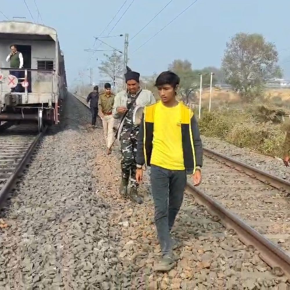 धनबाद में रेलवे ट्रैक पर मिला युवक का शव:तोपचाची में रेलवे लाइन पर अज्ञात युवक की मिली लाश, ट्रैक पार करने के दौरान हादसे की आशंका