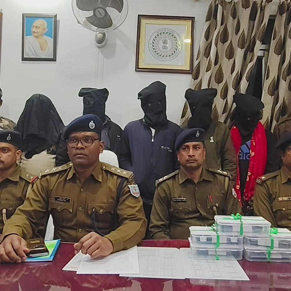 तमिलनाडु से चोरी बोरिंग मशीन बरामद:चाईबासा पुलिस ने अंतरराज्यीय गिरोह के 5 अपराधी दबोचे, आठ मोबाइल फोन जब्त
