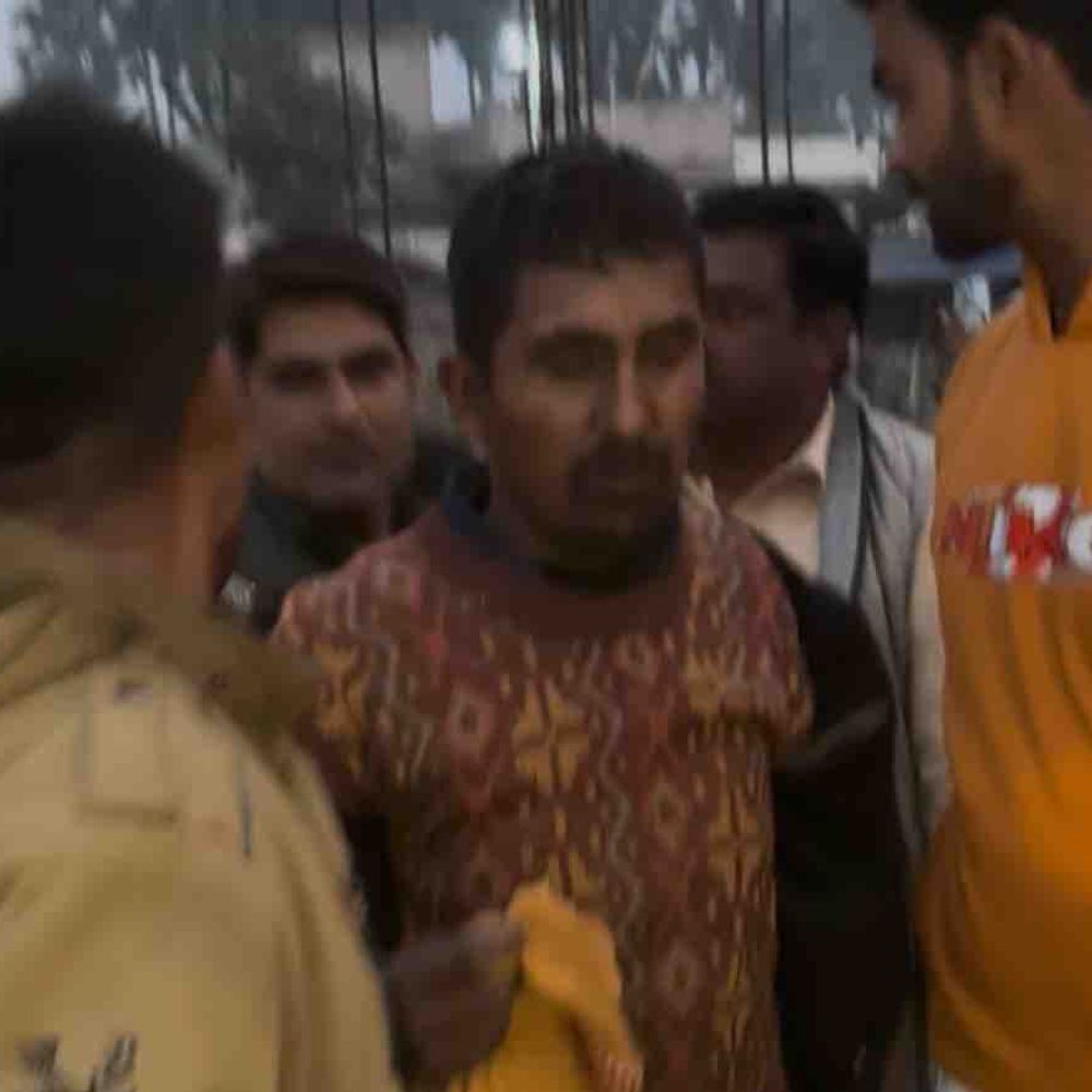 मोतिहारी के पिपरा कोठी में हादसा टला:चाप चौक के पास गन्ना लदा ट्रैक्टर पलटा, चालक ट्रैक्टर-ट्रॉली में फंसा, क्रेन से रेस्क्यू