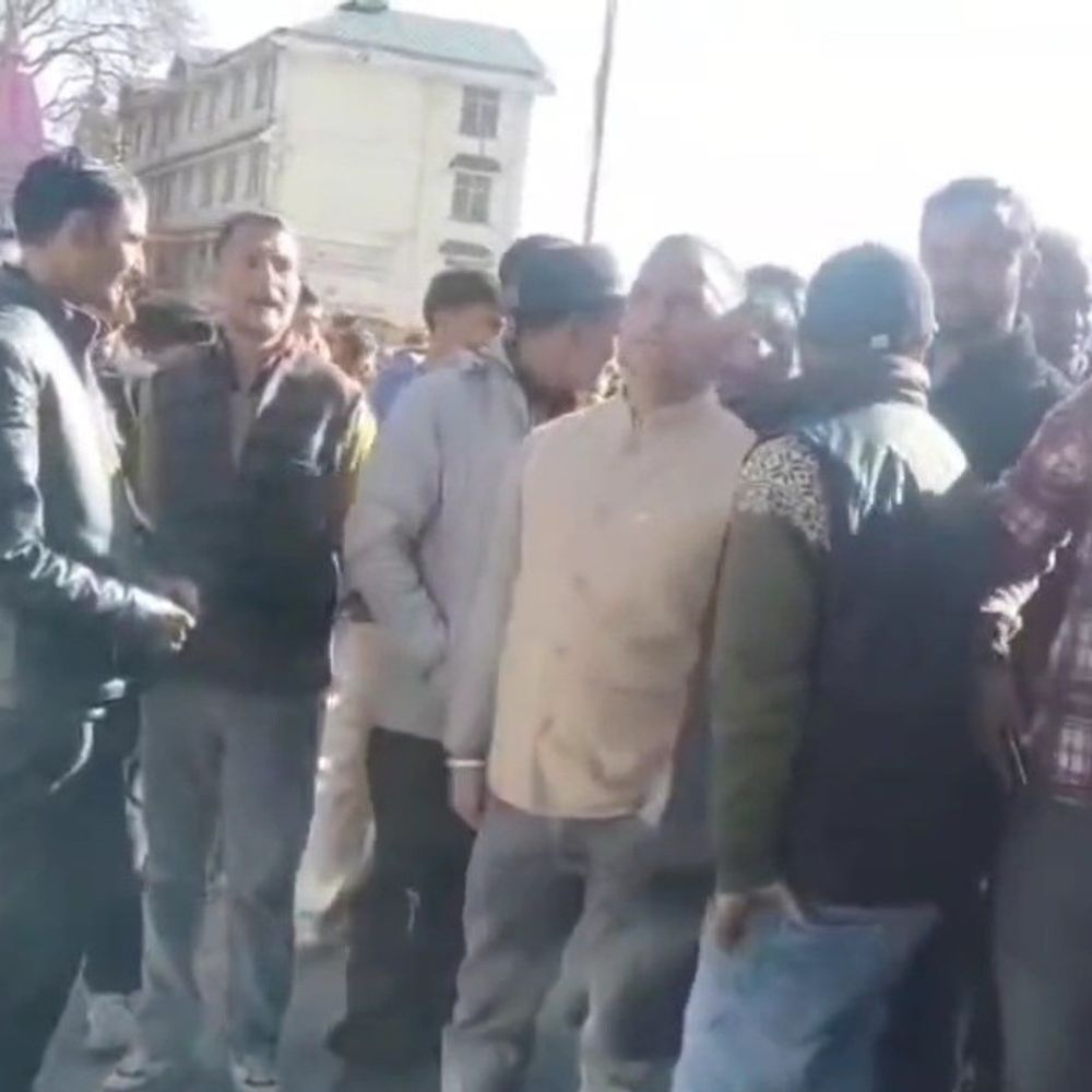 चंबा में टैक्सी चालकों का आरटीओ के खिलाफ प्रदर्शन:चालान के नाम पर उत्पीड़न करने का आरोप, बोले- निजी बसों पर नहीं होती कार्रवाई