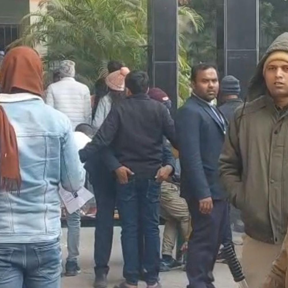 मुजफ्फरपुर में 27 केंद्रों पर दरोगा भर्ती परीक्षा:अफवाह फैलाने वालों पर साइबर सेल की नजर, कड़ी सुरक्षा व्यवस्था; चेकिंग के बाद छात्रों की एंट्री