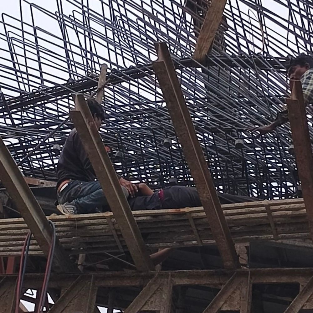 इंदौर-उज्जैन सिक्सलेन निर्माण में मजदूर की मौत:शांति पैलेस चौराहे पर सरियों के बीच दबने से हुआ हादसा