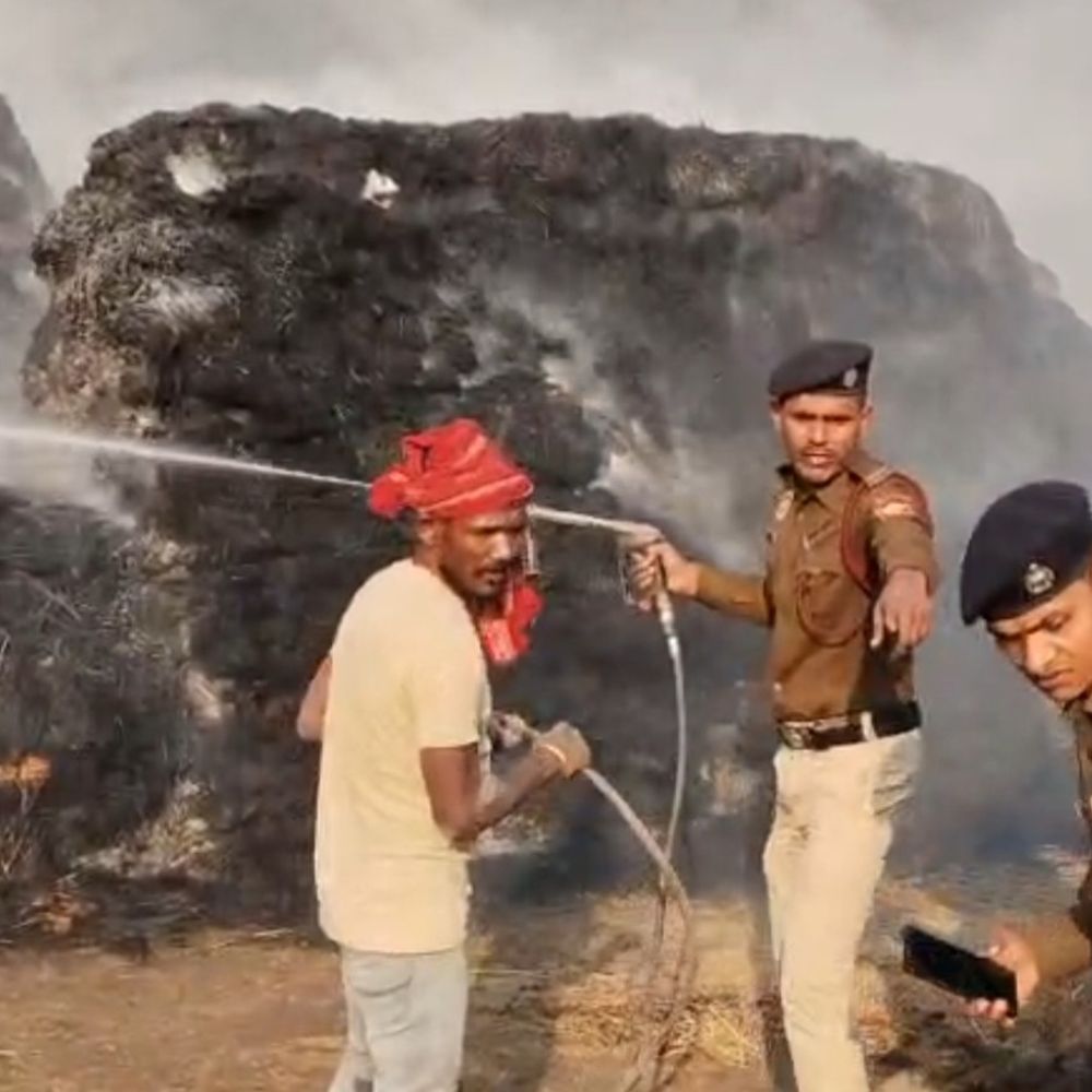 अगलगी घटना के सदमे से मां-बेटी बेहोश, अस्पताल में भर्ती:बांका में आग लगने से 8 किसानों का पुआल जलकर राख, लाखों का नुकसान