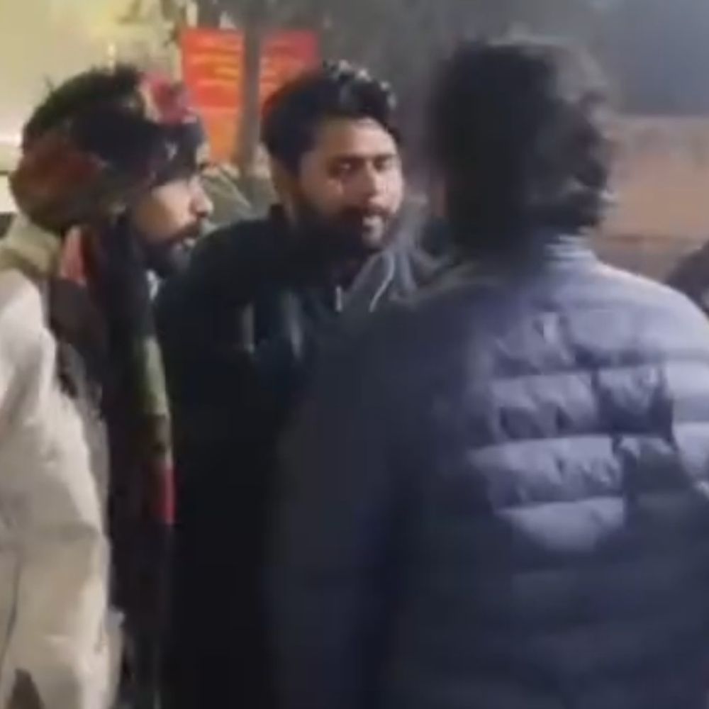 जेल से रिहा बदमाश ने किया सड़क पर हंगामा:मेरठ के CCSU गेट तक स्टंट, पुलिस से हुई नोकझोंक