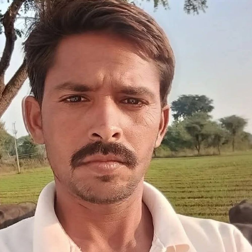 झांसी में युवक ने की आत्महत्या:सरवा में घर के अंदर साड़ी से लटका मिला शव, अज्ञात कारणों से परेशान था