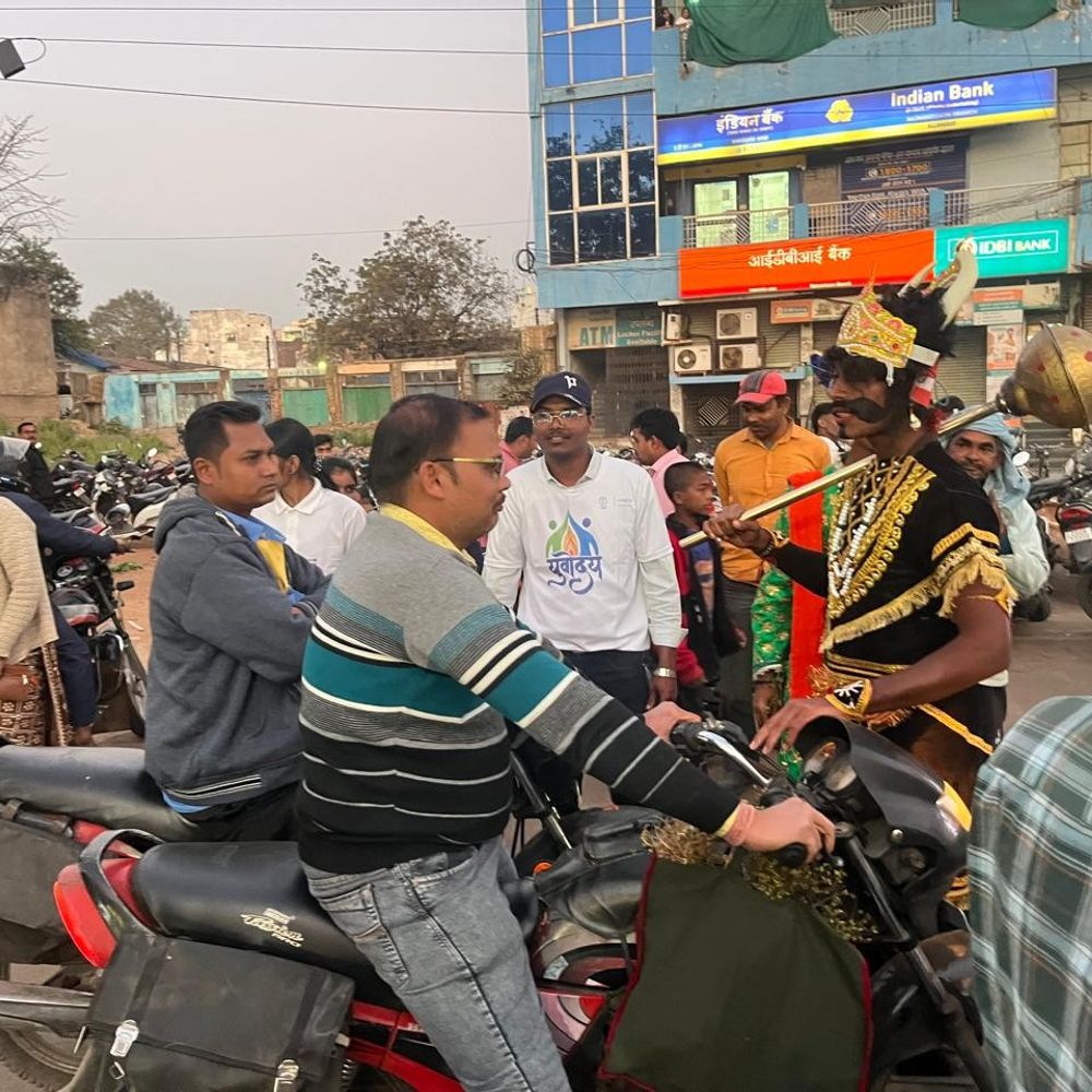 सड़क पर उतरे ‘यमराज और चित्रगुप्त’:राजनांदगांव पुलिस ने अनोखे अंदाज में सिखाए यातायात नियम, हेलमेट और सीट बेल्ट पर दिया जोर